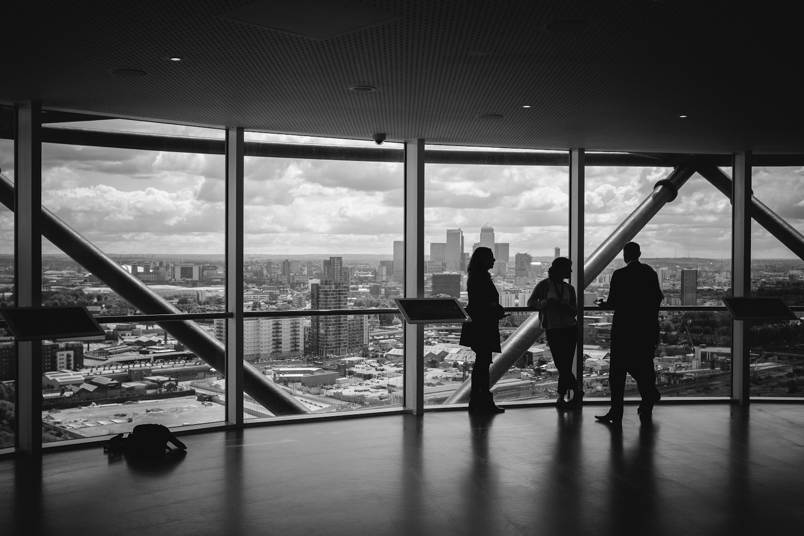 Equipe Kaswork em ambiente corporativo com vista para Fortaleza
